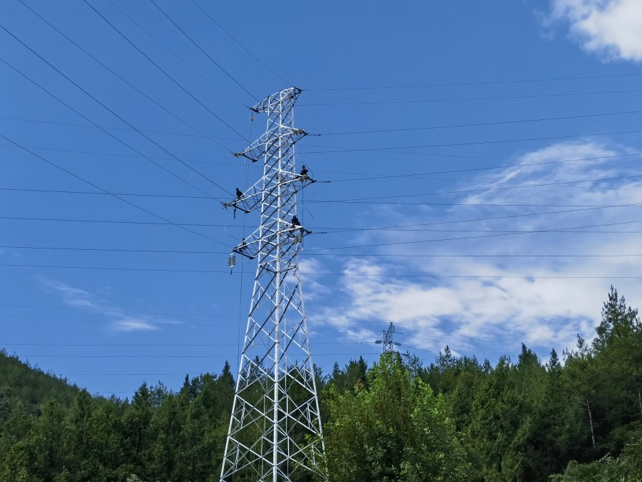 圖片說明:輸電線路緊線作業