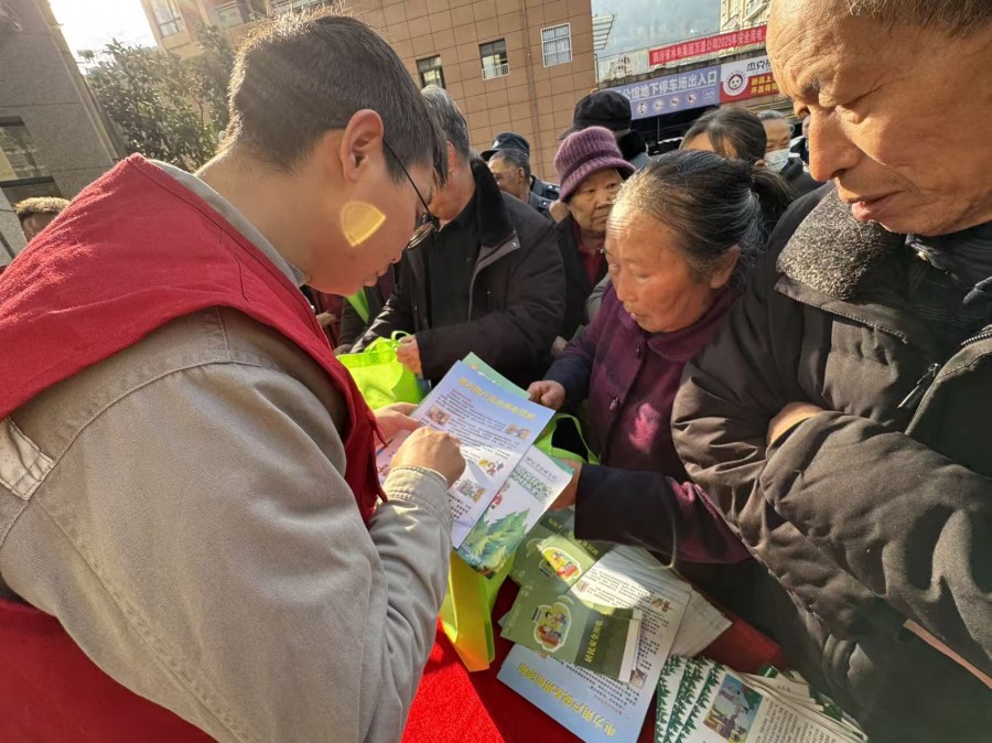 圖二為工作人員講解冬季安全用電知識(shí)